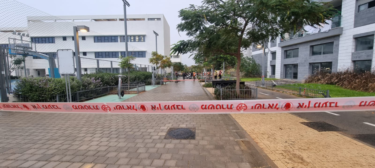 شاهد لحظة سقوط شظايا صاروخ في حي ابي كبير بيافا